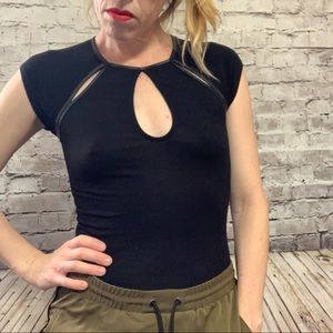 ‼️GUESS BLACK Fit KEYHOLE Top XS‼️